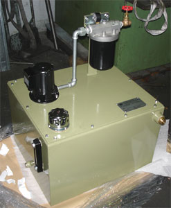 Central de refrigeració especial amb motobomba per taladrina Arancia tipus T muntada.