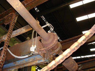 Tubs i racors reclassificadors per pulverització d'oli sobre la cadena