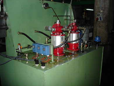 Central de lubricació amb dues bombes Alemite tipus 77 divorciades per una instal·lació de lubricació per aire oli en un tren de laminació d'una planta siderúrgica