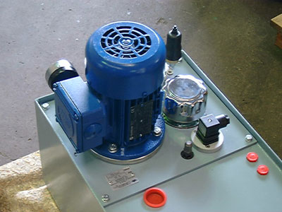 Presostat i Nivell elèctric Euroswitch muntats en una centraleta de lubricació